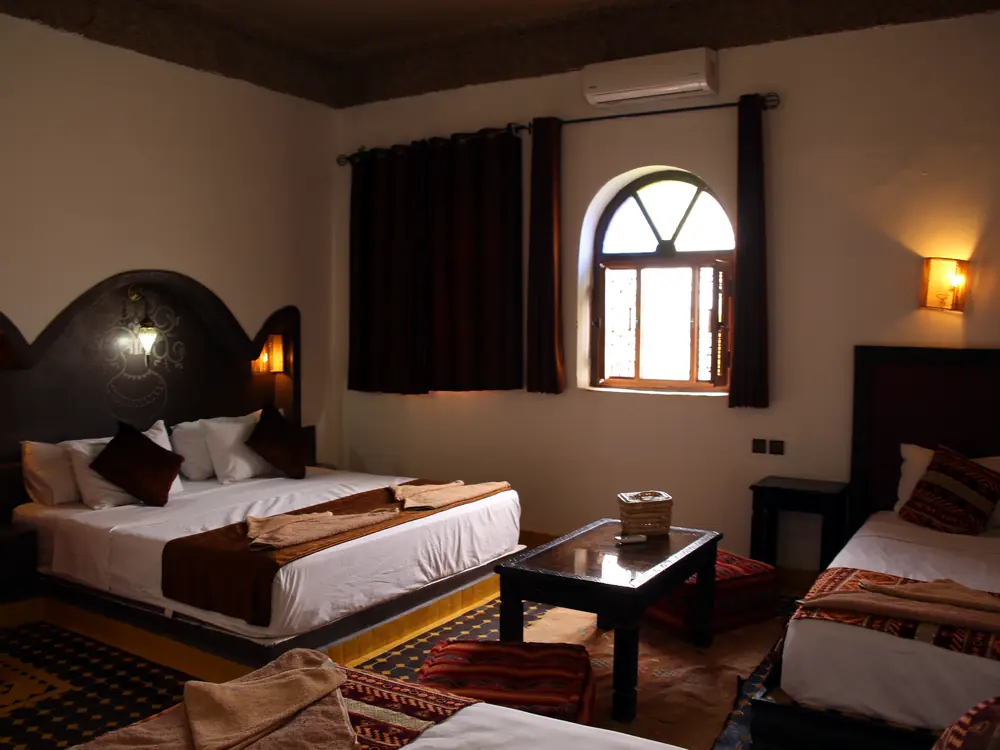 Triple room with a double and a single bed and arched window